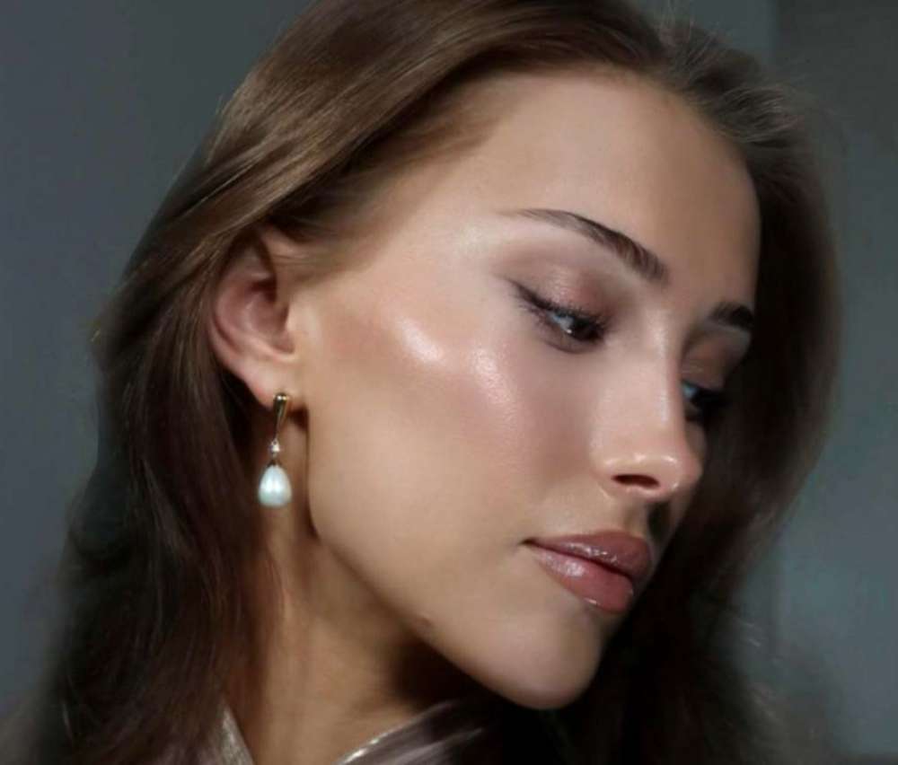 Discover the pearl skin trend, a subtle and radiant makeup look inspired by the luminous sheen of pearls. Let's read more!