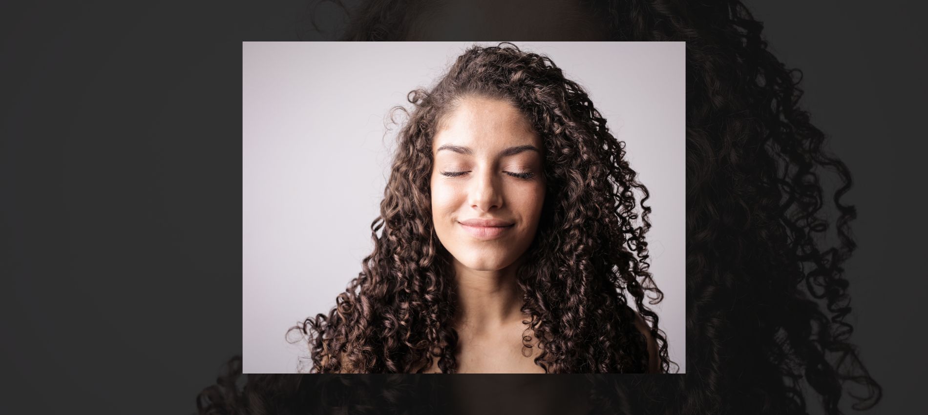 If you’ve been scrolling through social media or watching beauty tutorials, you’ve probably come across the trend of heatless curls.