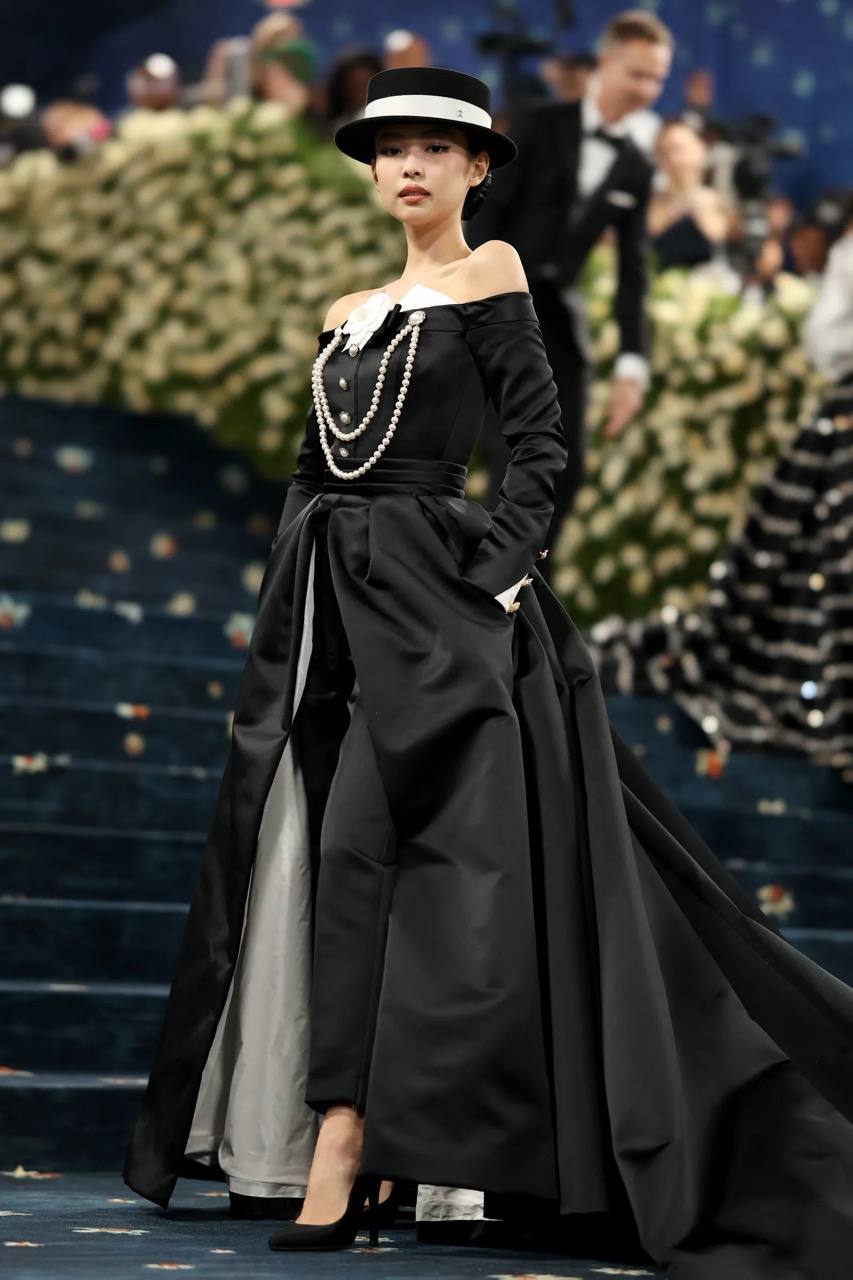 One of the standout moments came from the ever-stylish Jennie Blackpink, who made a striking appearance that left everyone in awe.