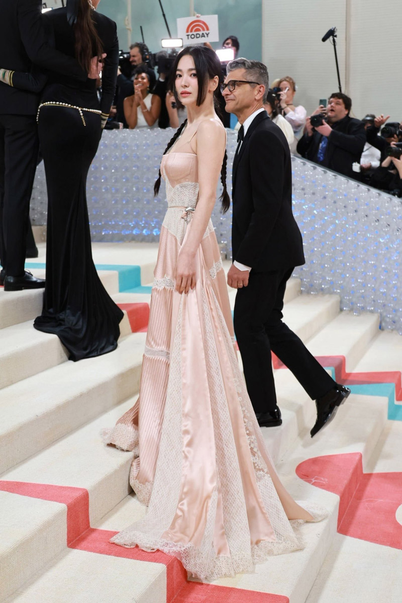 From Jennie’s homage to Karl Lagerfeld to Deepika Padukone, Met Gala looks by Asian Celebrities will be marked for us.