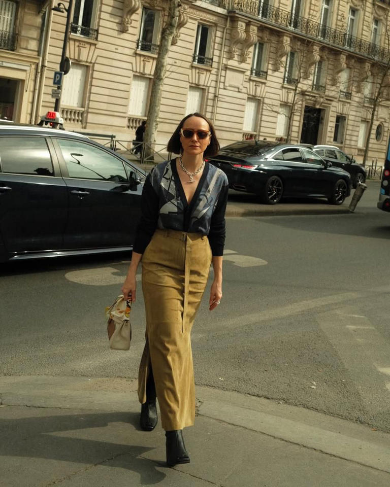 What to Wear with a Brown Pencil Skirt: Check Out These 7 Color Combos!