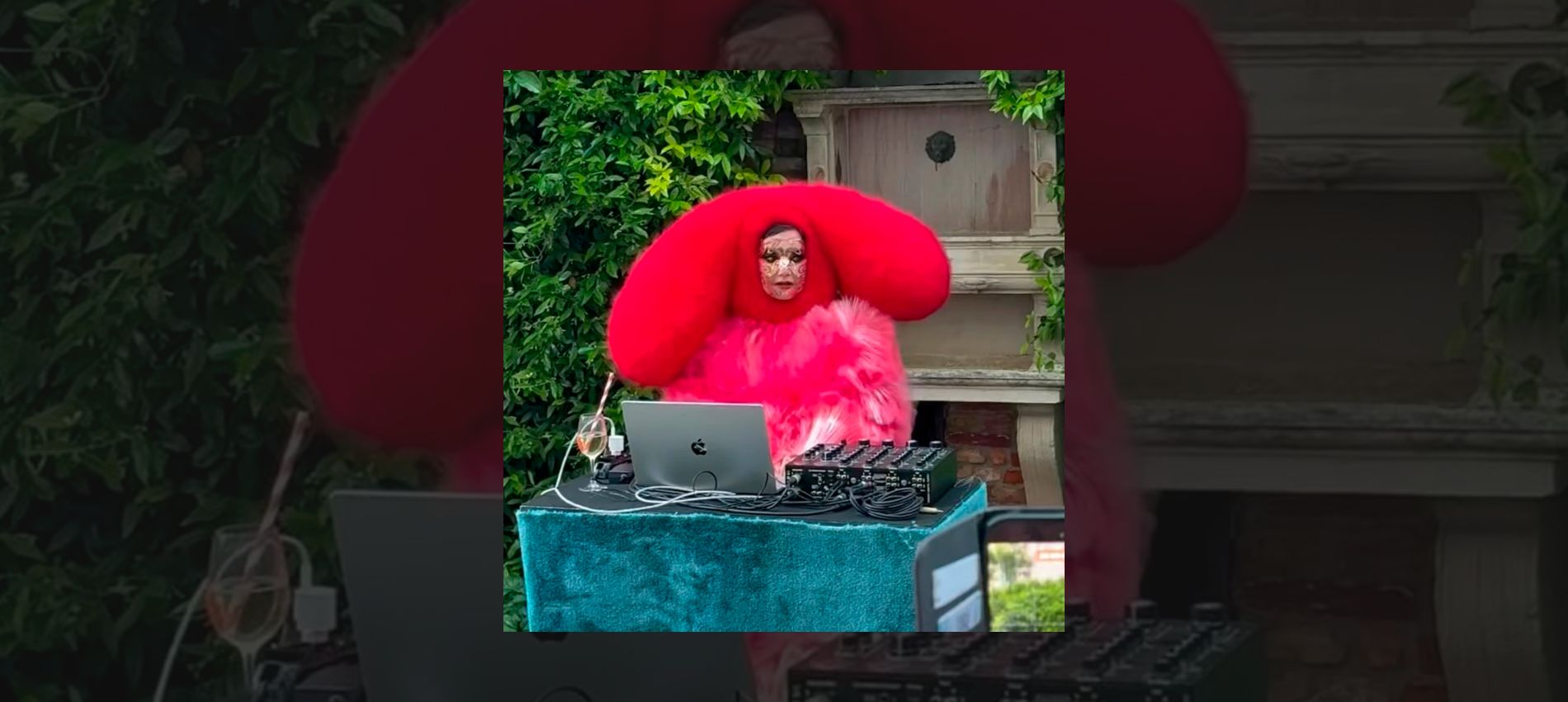 Alien in Venice: Björk Just Reset the "Costume Art" Standard with a Surprise DJ Set and a Bouncy Bottega Moment